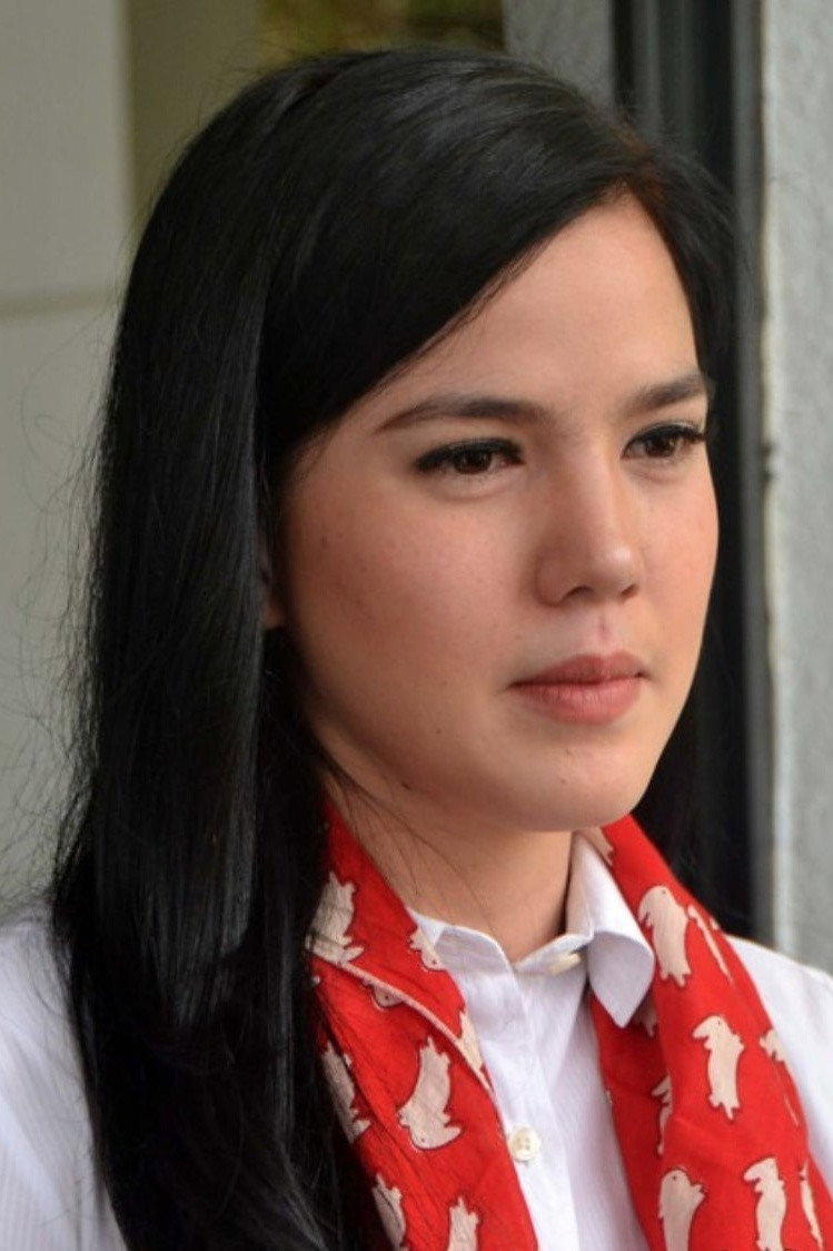 Alice Norin as Elena in Kutuk