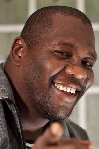 Thogun Teixeira as Edison Araújo in Pedro e Bianca