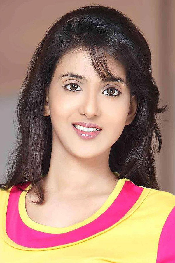 Nazea Hasan Sayed as Simmi Sinha in Dahleez