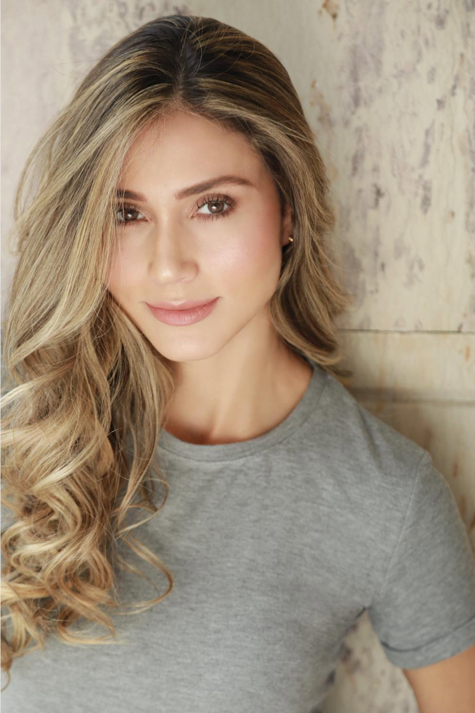 Lina Cardona as Sofía in Y nos fuimos pal' mundial