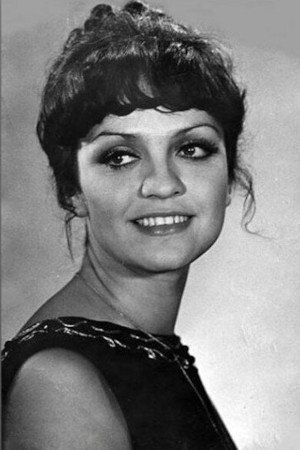 Olga Vardasheva as Rimma Ippolitovna in The Hat