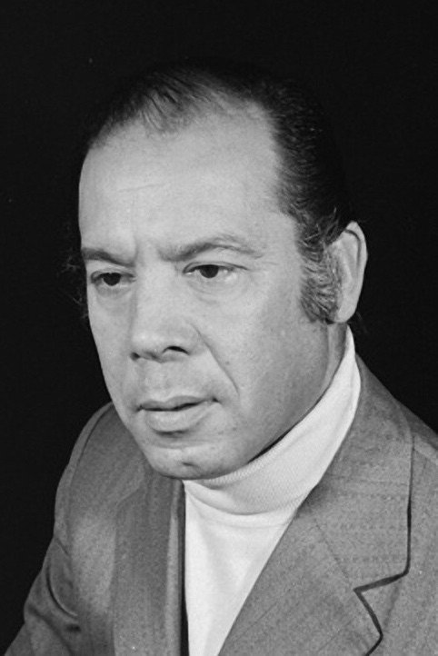 Armando Venâncio as Francisco Abreu in O Posto