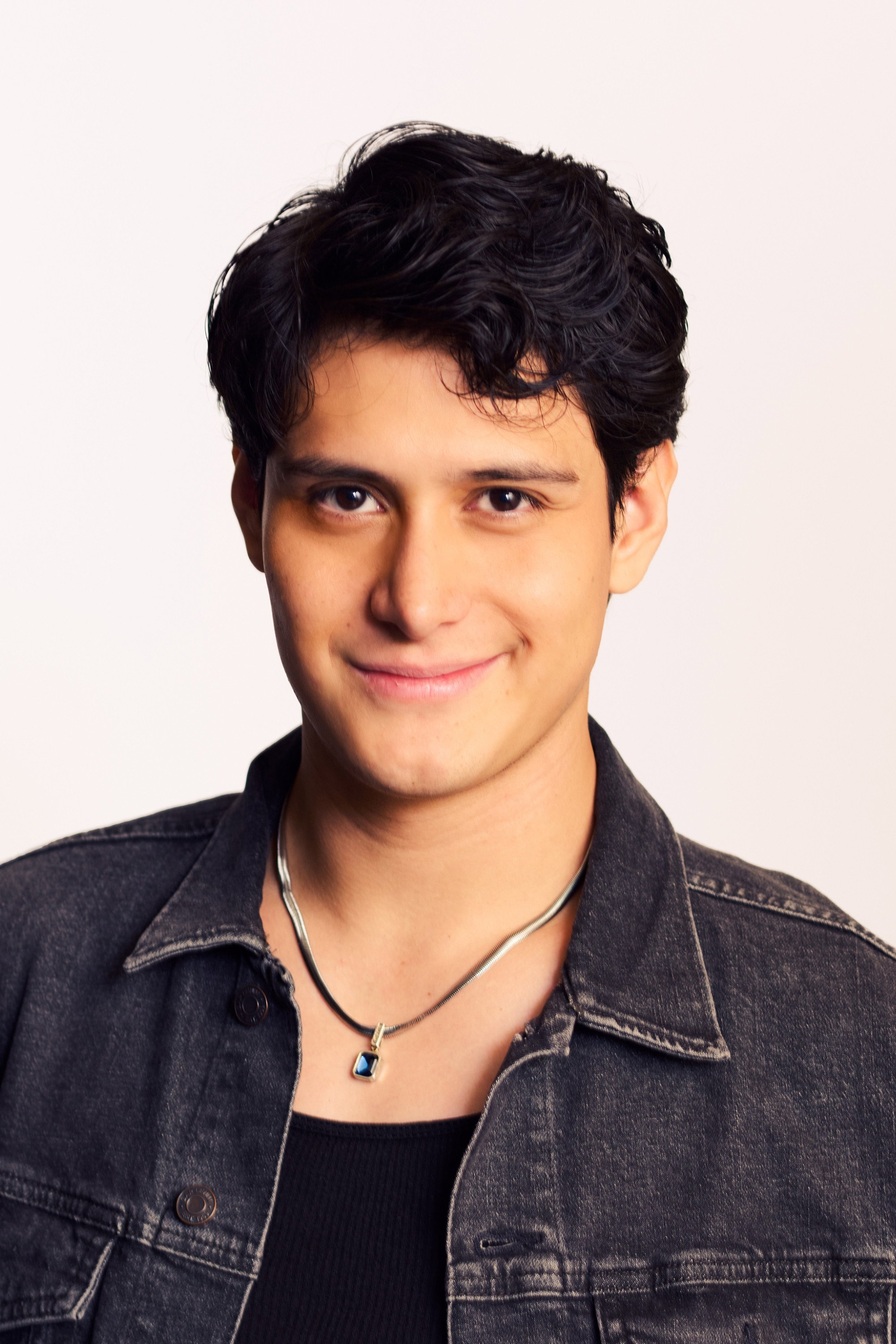 Leonardo Lotina as Self - Contestant in Santos Bravos