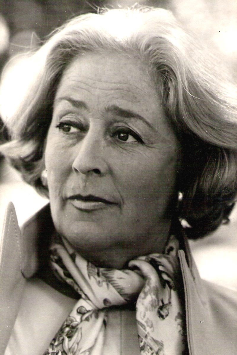 China Zorrilla as Elena in Piel naranja