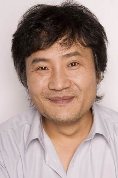 Choi Hong-il as Hunter in The Avian Kind