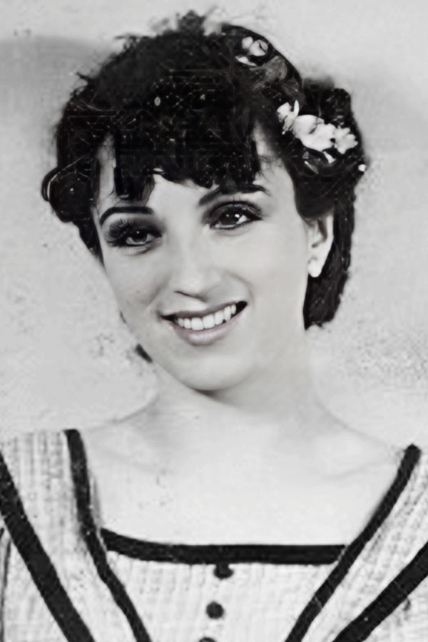 Elsa Martínez as Antonia in Ambición