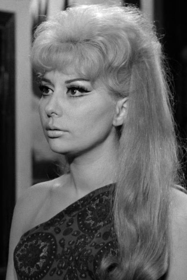 Mara Maryl as Rosina in Oh! Sabella