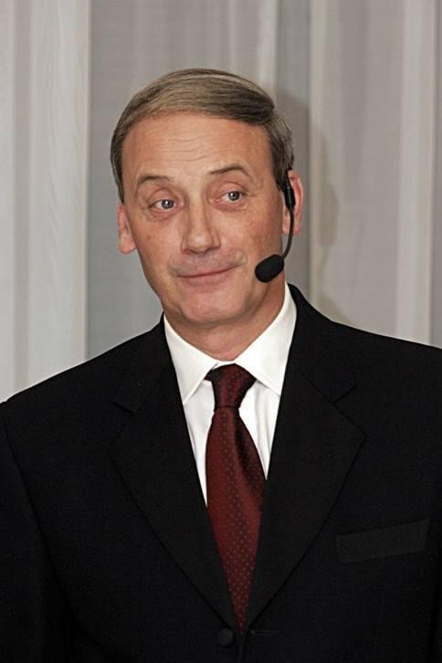 Dariusz Szpakowski as komentator sportowy in Piąty stadion
