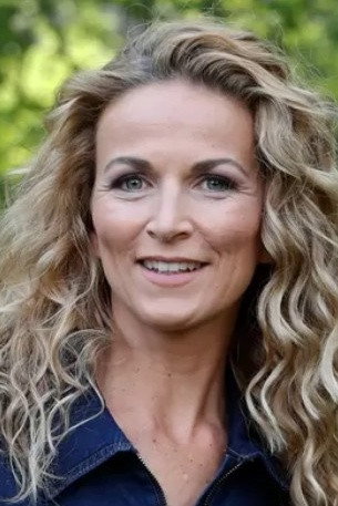 Ann Van den Broeck as Self in Kom op tegen Kanker, alles in de strijd