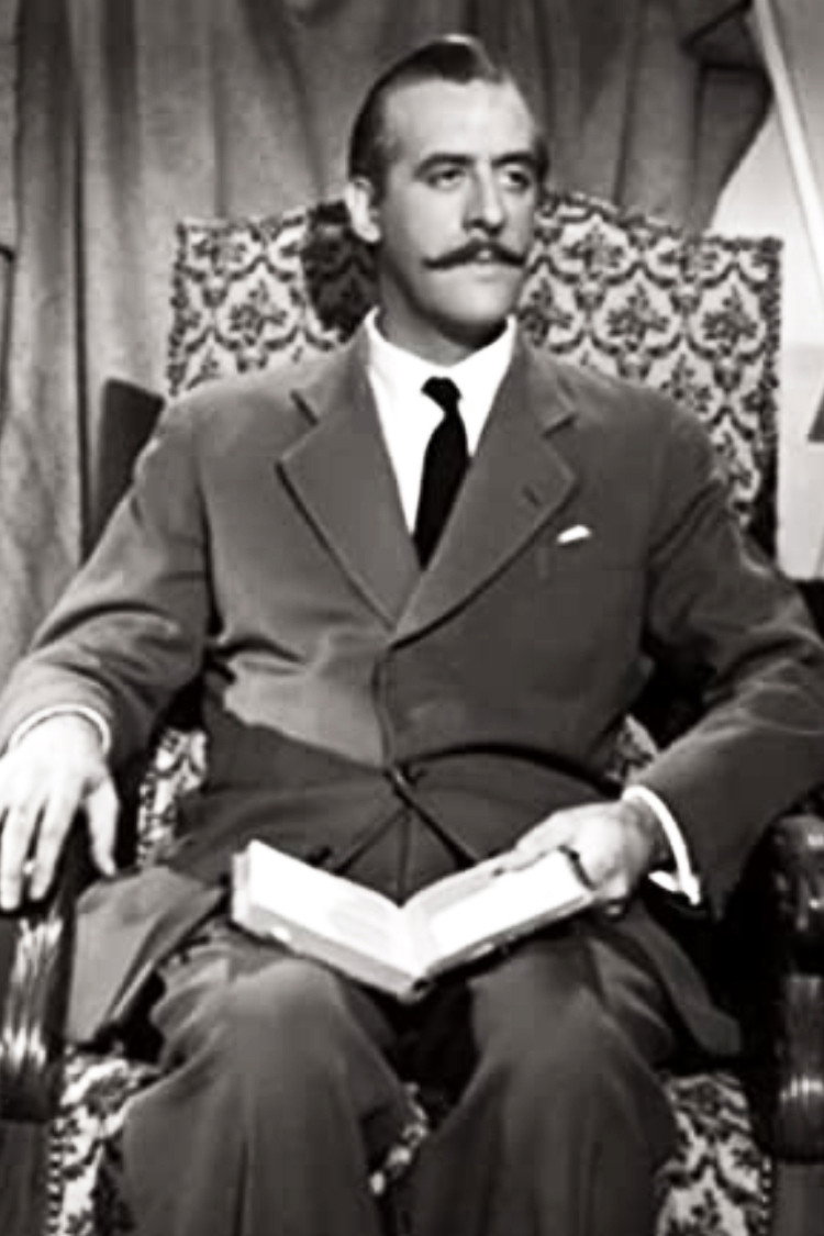 Adolfo Linvel as Enterrador in Hard Times for Dracula