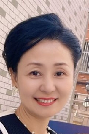 Jing Lu as Yun Lengzhen in 她靠修仙在现代风生水起