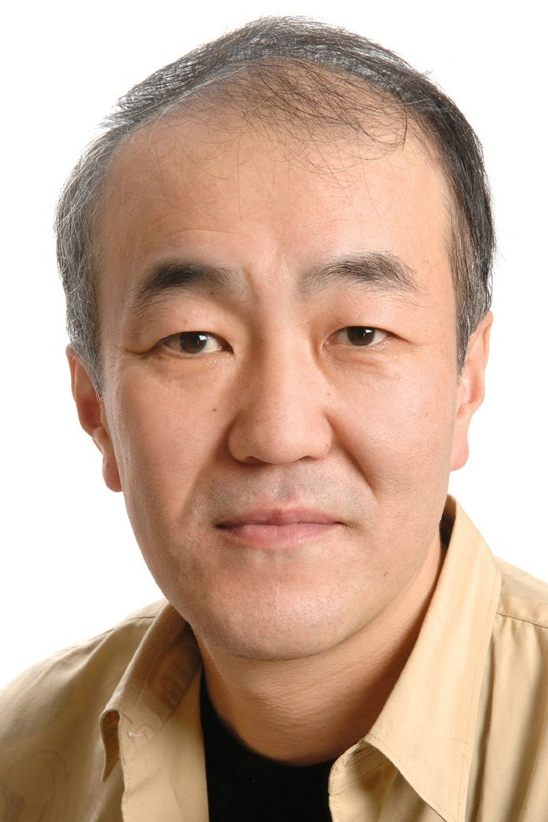 温水洋一 as camera shop salesman in 25-year-old Grandpa
