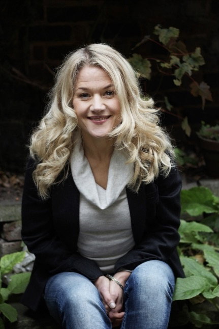 Camilla Strøm Henriksen as Line in Høstens første bilde