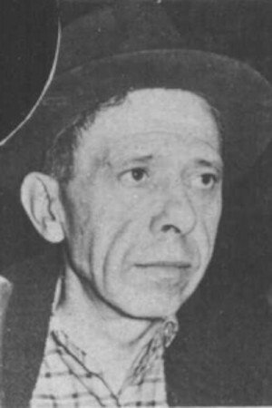 Clément Latour as Le curé in Le Rossignol et les cloches