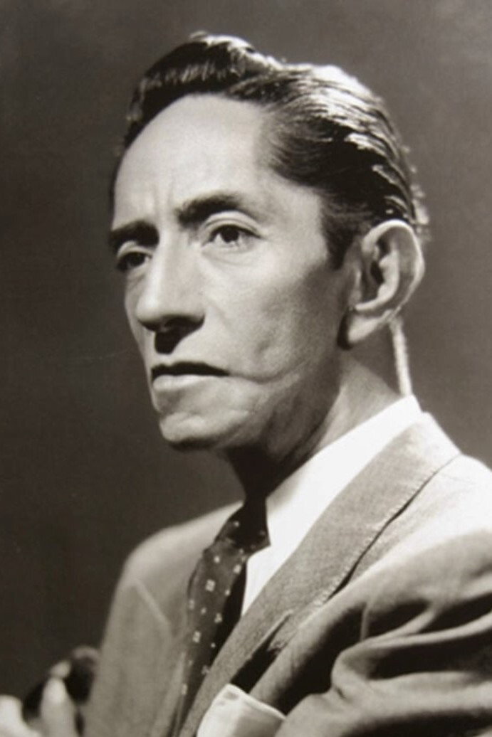 Agustín Lara as Agustín in Perdida