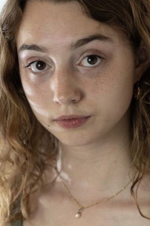 Laura van der Meché as Steph in Laundry