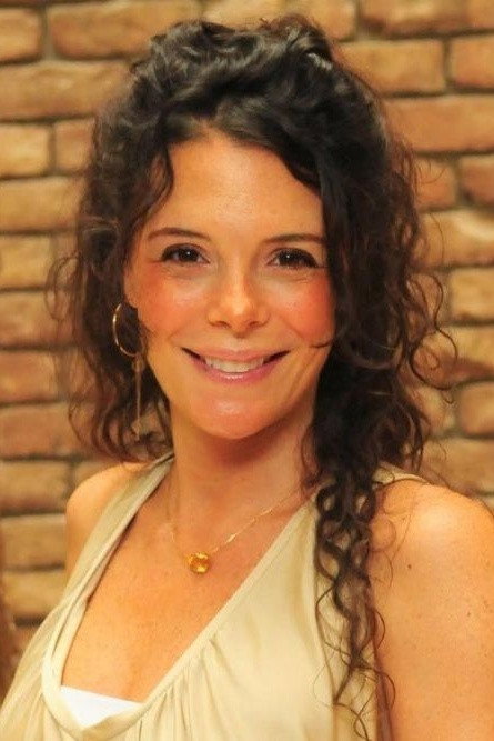Mylla Christie as Angela in Condenado à Liberdade