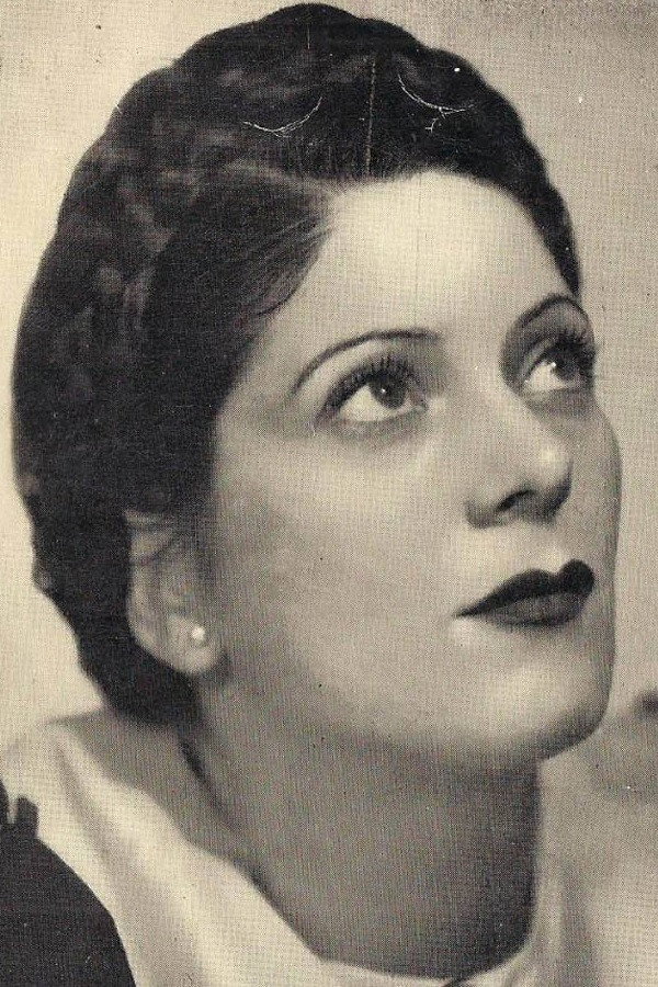 Nora Cullen as Gertrudis in Con alma y vida