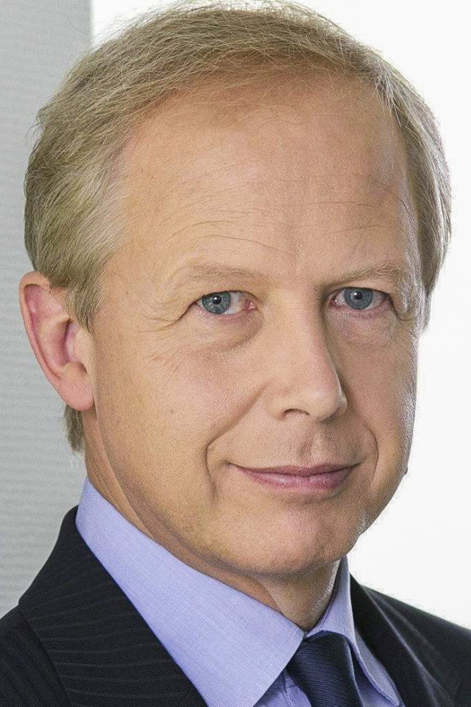 Tom Buhrow as Tom Buhrow in Ich war Angela Merkel – Das Zahlemann Protokoll