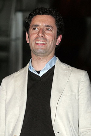 Miguel Góis as Various Roles in Gente Que Não Sabe Estar