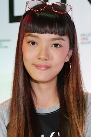 Ploiyukhon Rojanakatanyoo as Veena in Sisters