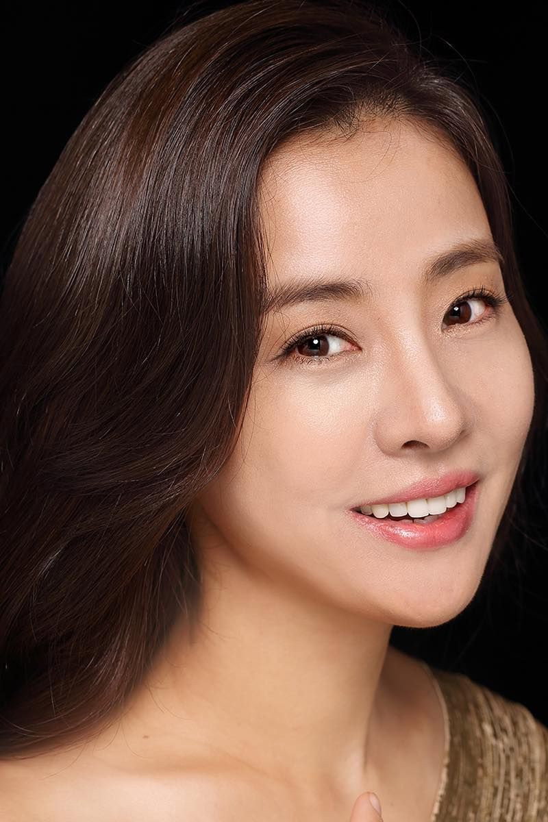박은혜 as Yoon Ji-Yeong in What Happened on Island?