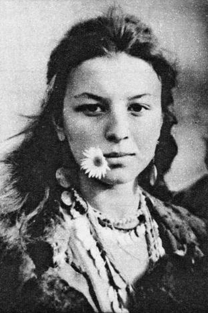 Нелли Волшанинова as Исида in Пора красных яблок