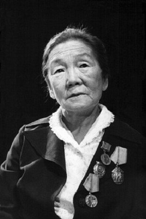 Найдан Гендунова as старуха in People of Blue Rivers