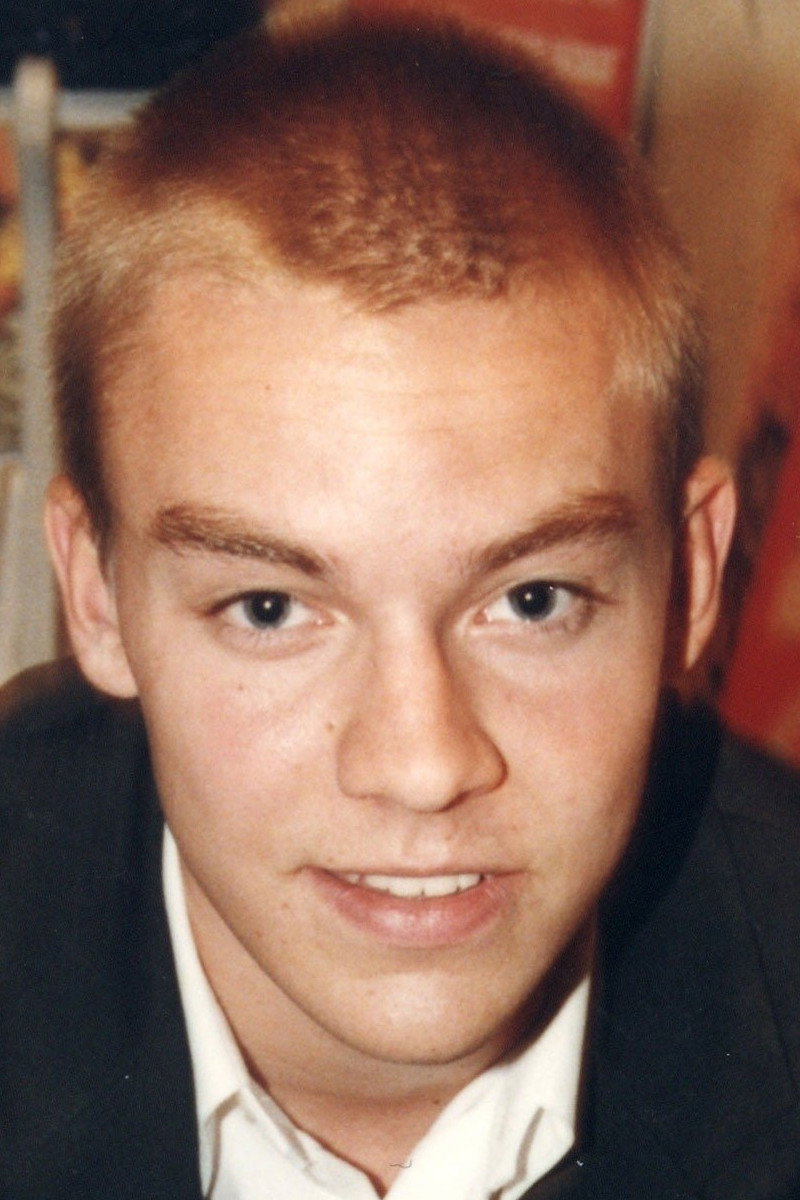 Niclas Olund as Jonny in Expectations