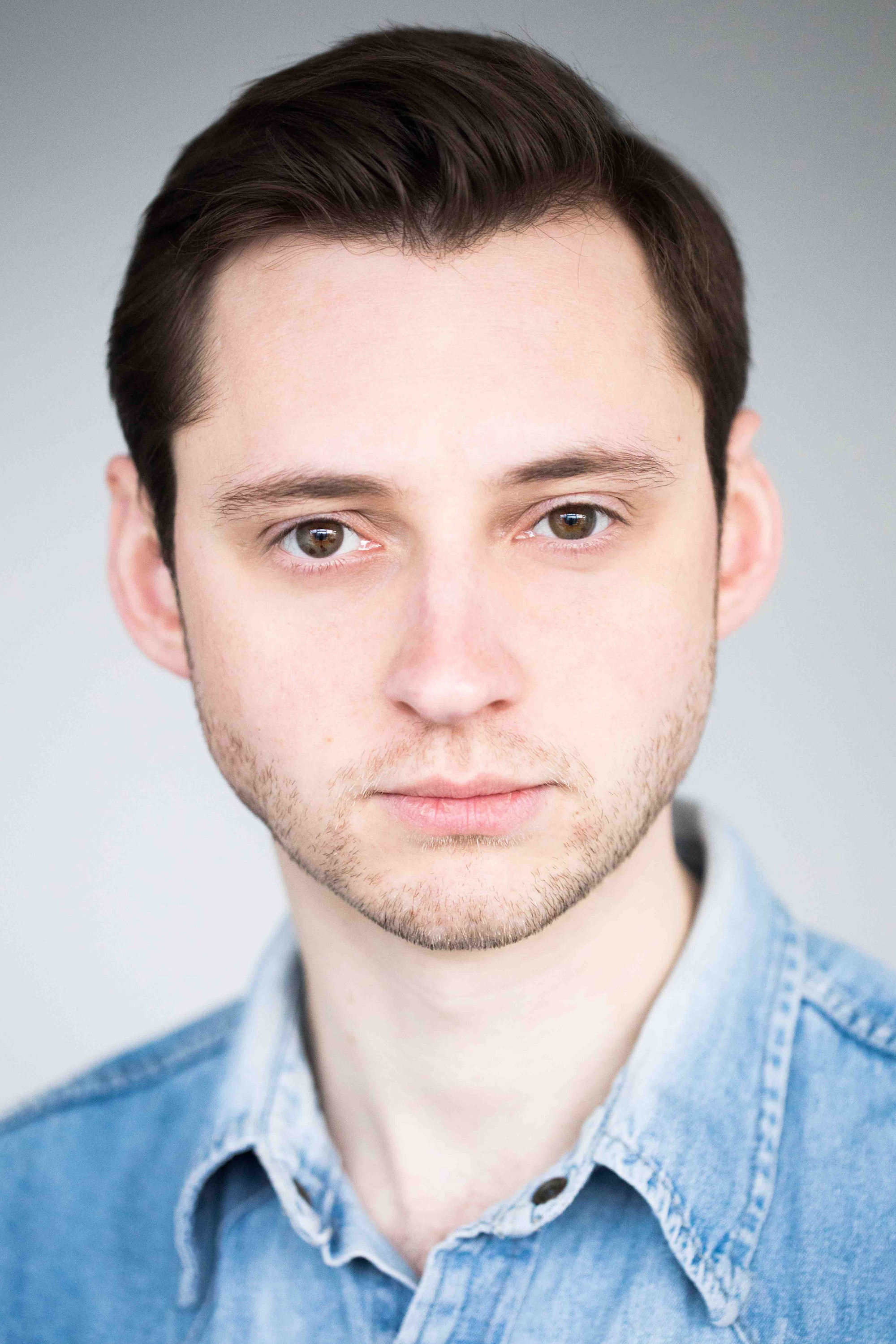 Atli Óskar Fjalarsson as Ari in Sparrows