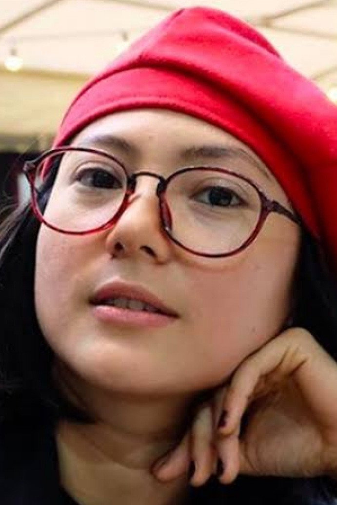 Poppy Sovia as Nur in Dapur Napi