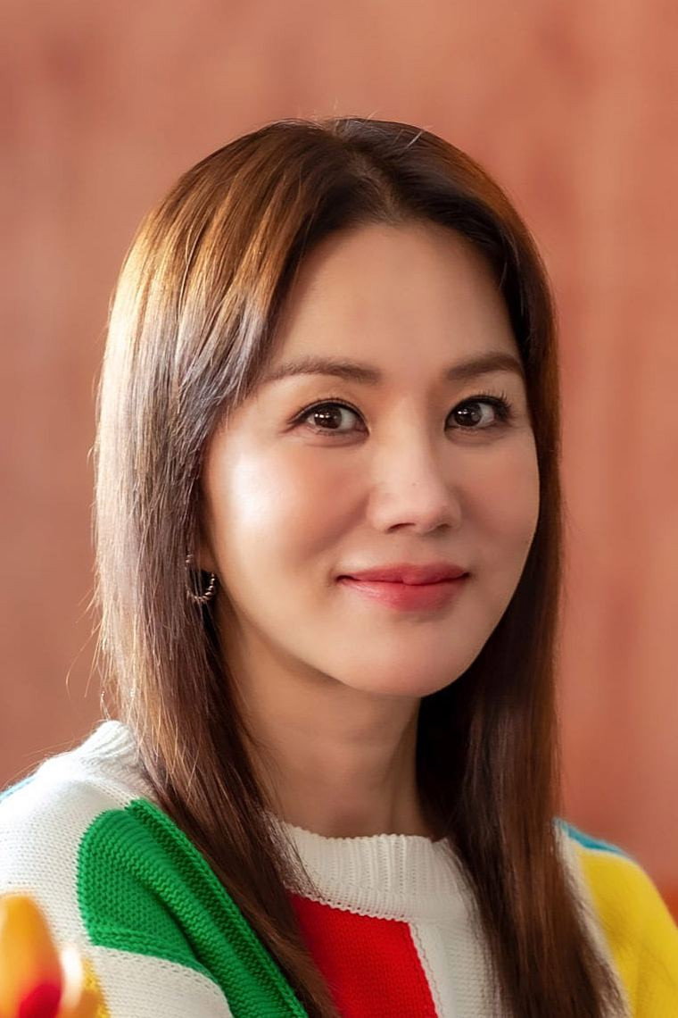 엄정화 as Baek Hee-soo in Bestseller