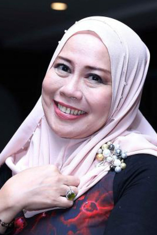 Dewi Yull as Asih in Elang