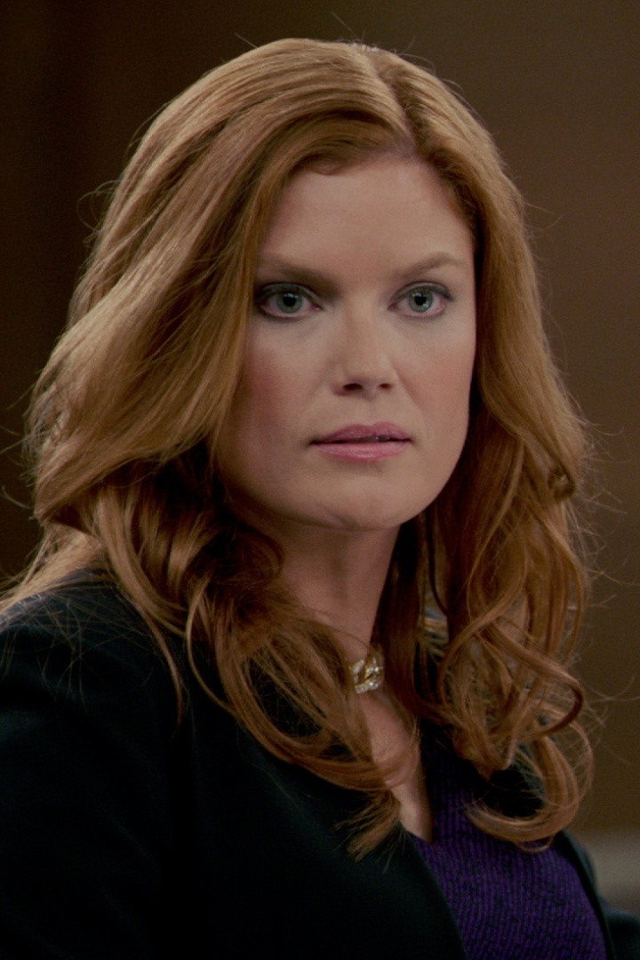 Amy Price-Francis as Mrs. Calder in I Still See You