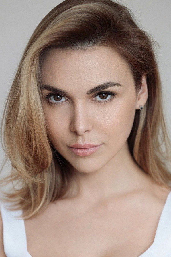Eva Aveeva as Галя in Букет примирения