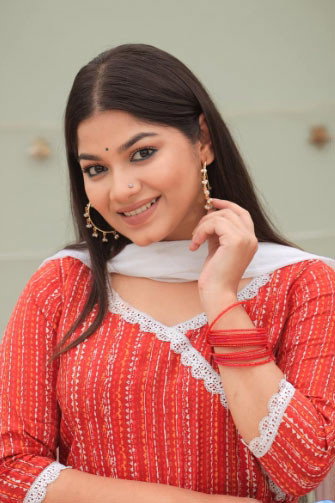 Parsa Evana as Teacher's daughter in Ebar Tora Manush Ho