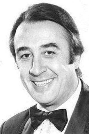 César Bertrand as Ramón Zapiola in La noche viene movida