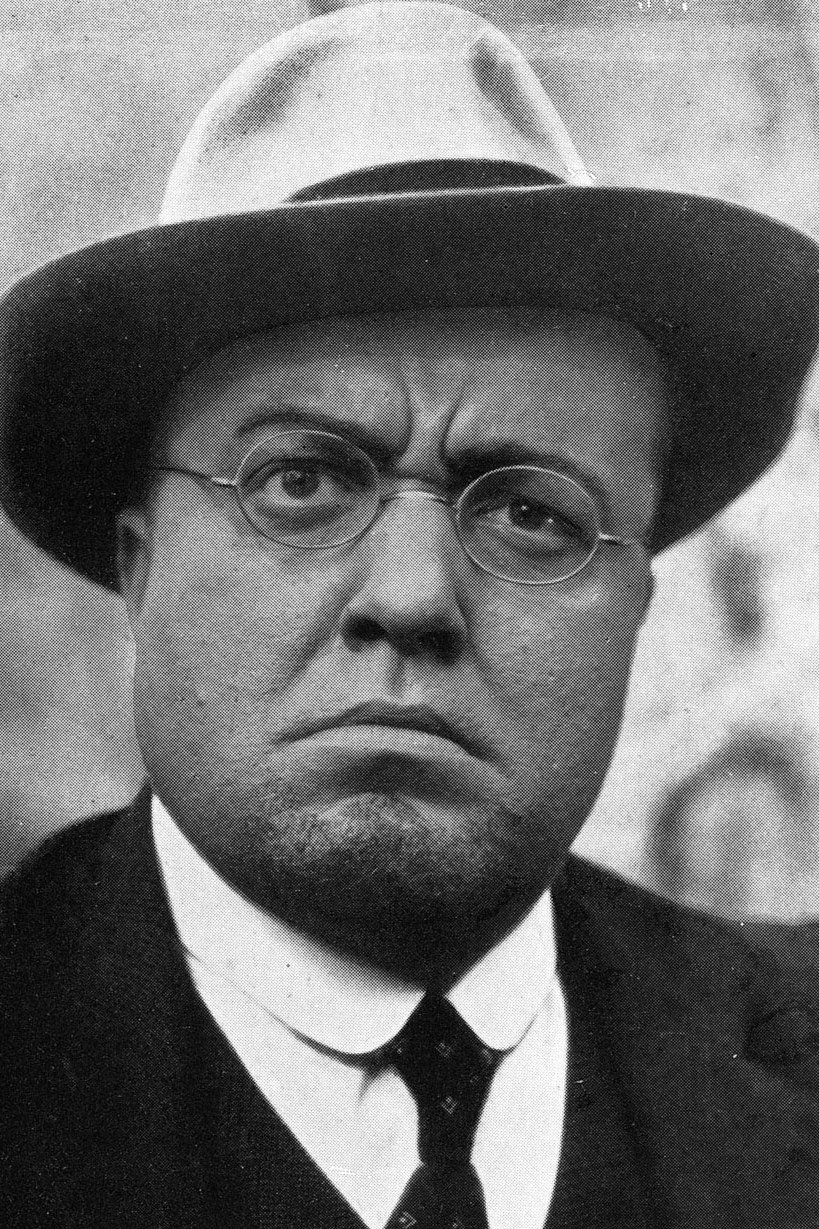 Vinicio Sofia as Bertoldo in Bertoldo, Bertoldino and Cacasenno
