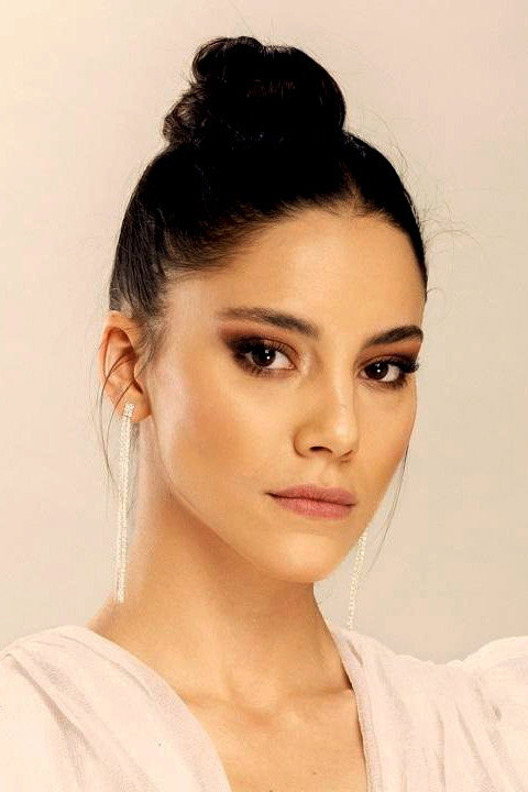 Dilin Döğer as Zeynep Çetin in O Kız - That Girl