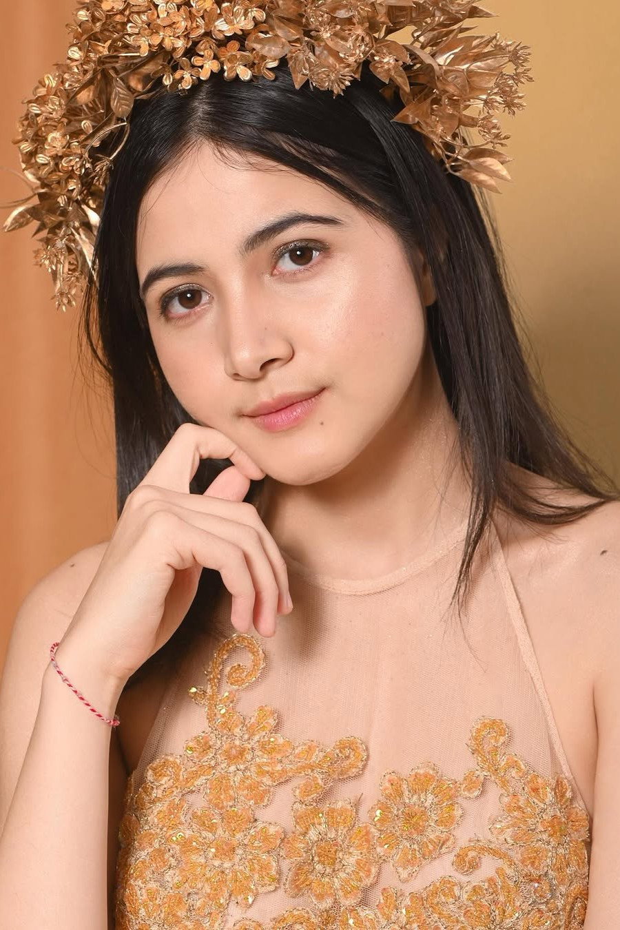 Bulan Sutena as Tari in Rambut Kafan