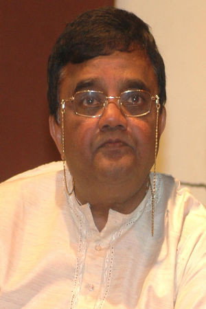 Dwarakish as Subbu in Bhaagyavantharu