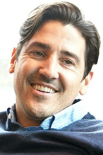 Jonathan Knight as Self in 100 Day Hotel Challenge