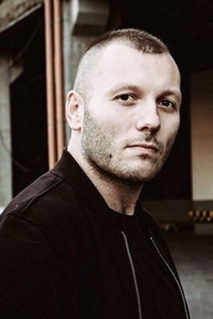 Adam Kuzycz-Berezowski as policeman in Okno z widokiem na ścianę