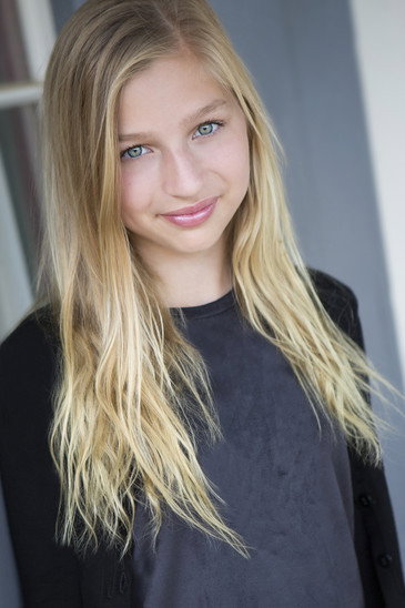 Hannah Motola as Nettie in The McCurdys