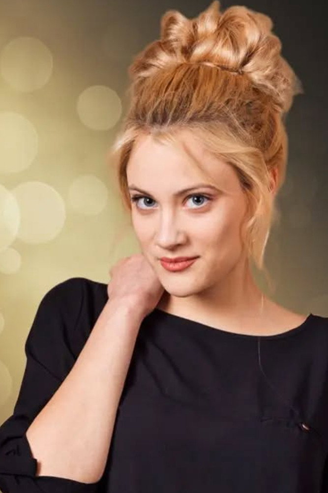 Sara Posnov as Ana in Zelene laži