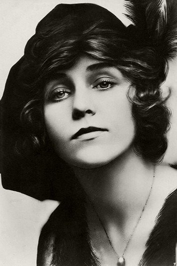 Florence La Badie as Ruth in The Pillory