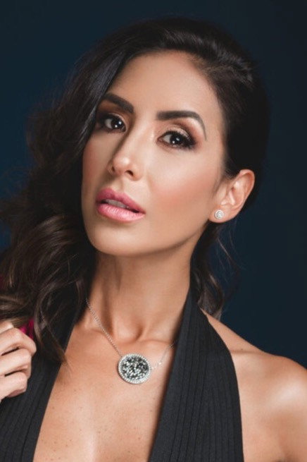 Cynthia Urias as Cynthia Urias - Narradora in ¿Quién es la Máscara?