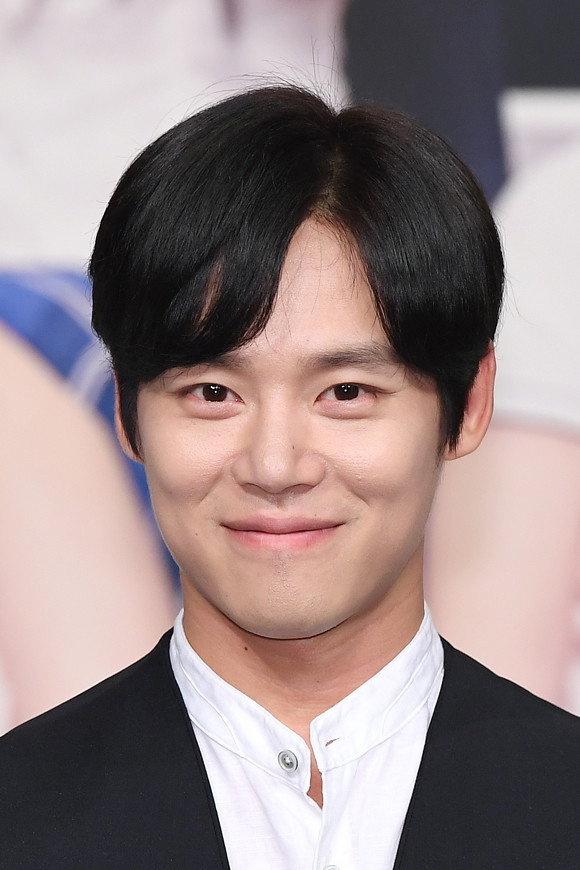 Han Joo-wan as Kim Ho-kyung in Gunman in Joseon