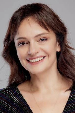 Selen Uçer as Gülşen in Fedai