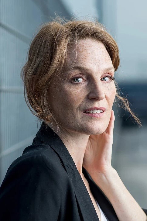 Katja Lechthaler as Frauenärztin in Oma ist verknallt